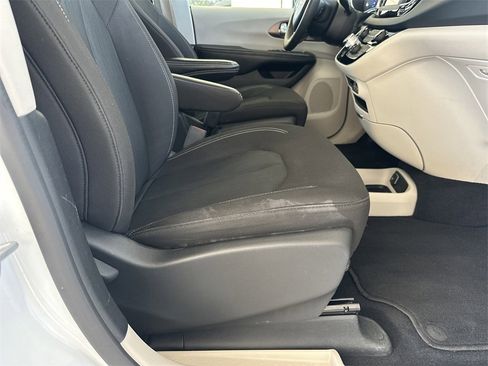 Used 2022 Chrysler Voyager LX image 35