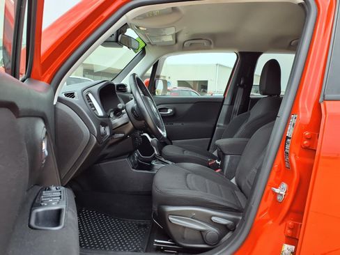 Certified 2019 Jeep Renegade Latitude w/ Cold Weather Group AWD/4WD image 19