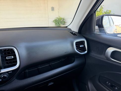 Used 2025 Hyundai Venue SEL image 37