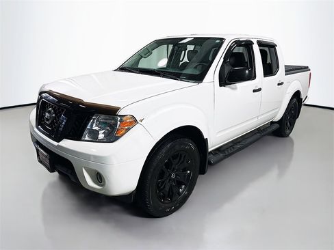 Used 2018 Nissan Frontier SV image 2