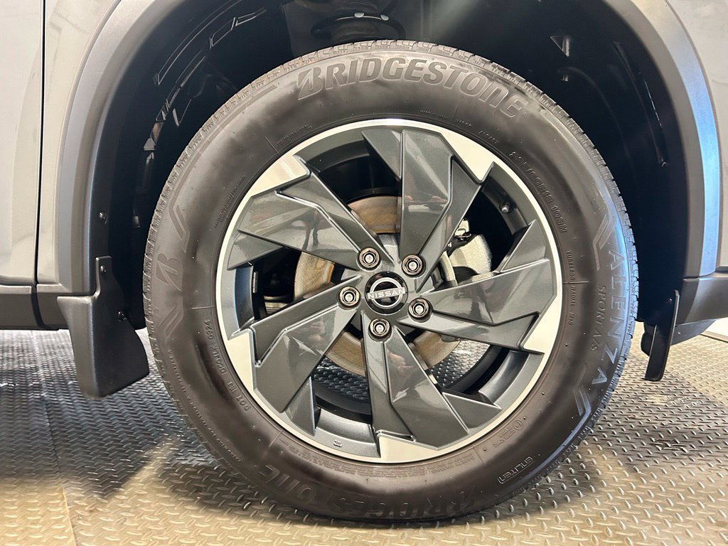 Used 2024 Nissan Rogue SV AWD/4WD image 9