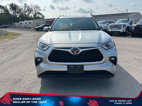 Used 2023 Toyota Highlander XLE FWD image 2