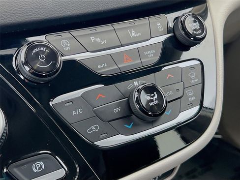 Used 2024 Chrysler Pacifica Touring-L image 16