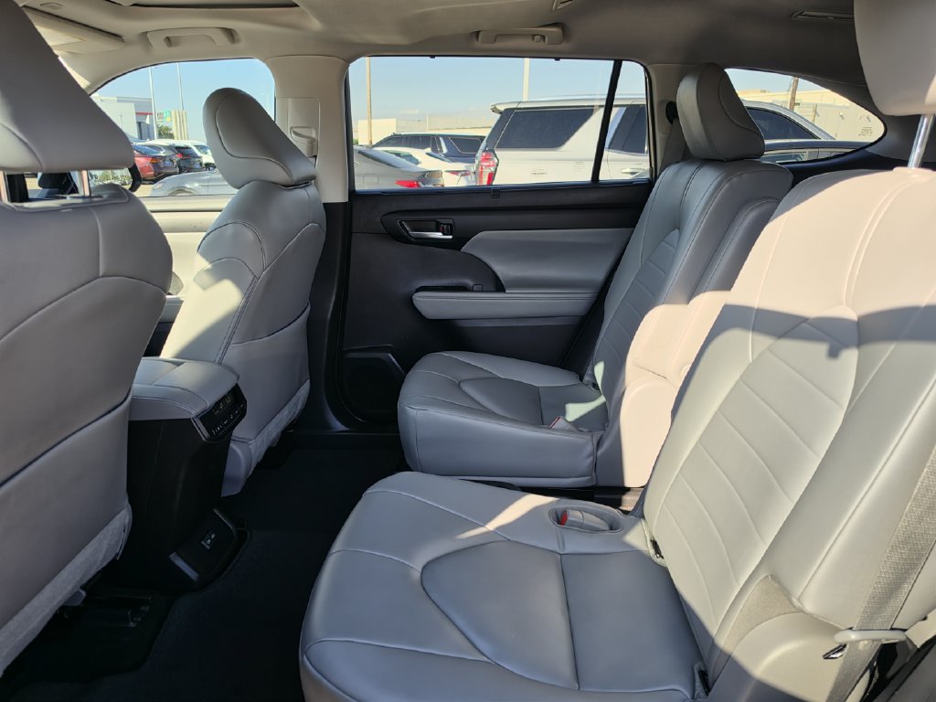 Used 2023 Toyota Highlander XLE FWD image 30