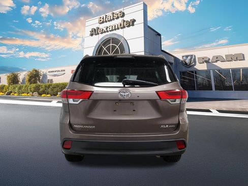 Used 2019 Toyota Highlander XLE image 4