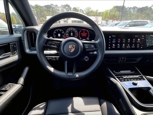 Used 2025 Porsche Cayenne image 6