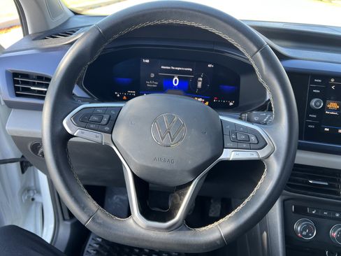 Certified 2022 Volkswagen Taos SE w/ Panoramic Sunroof Package image 17