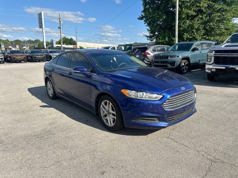 Used 2015 Ford Fusion SE FWD image 2