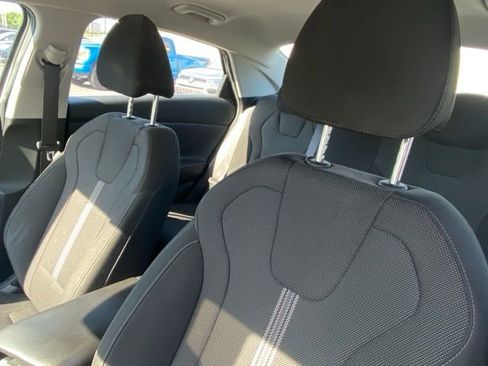 Used 2021 Hyundai Elantra SE FWD image 5