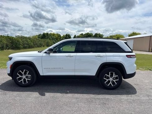 Used 2024 Jeep Grand Cherokee Limited AWD/4WD image 3