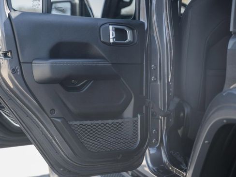 Used 2020 Jeep Wrangler Unlimited Sahara image 37