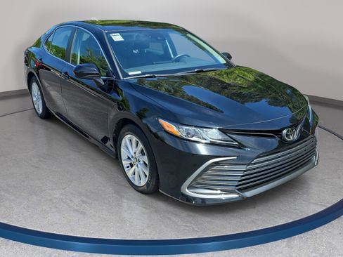 Used 2023 Toyota Camry LE FWD image 3