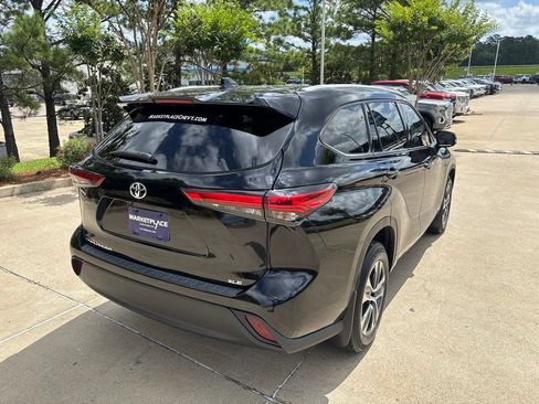 Used 2022 Toyota Highlander XLE FWD image 9