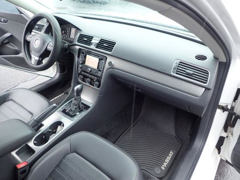 Used 2015 Volkswagen Passat 1.8T SE FWD image 13
