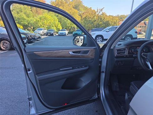 New 2026 Volkswagen Atlas SE image 11