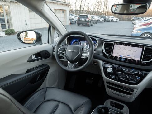 Used 2024 Chrysler Pacifica Touring-L image 26