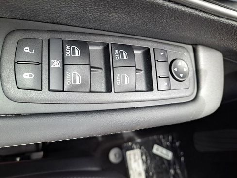 New 2025 Chrysler Pacifica Select image 17