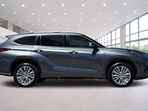 Used 2023 Toyota Highlander Platinum FWD image 3