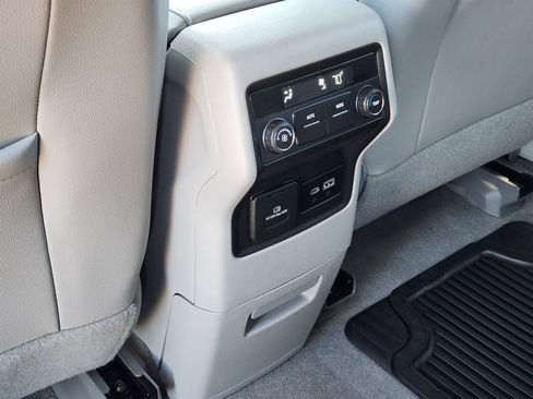 Used 2023 GMC Acadia SLT image 33