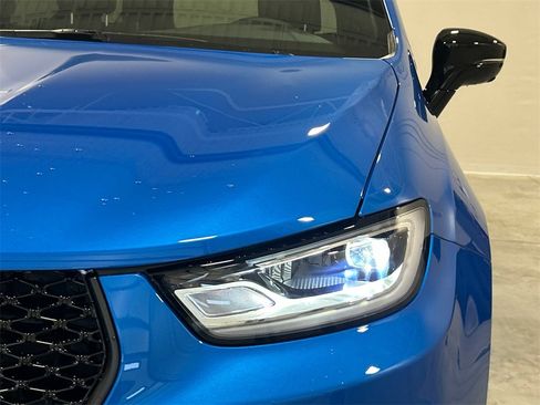 New 2026 Chrysler Pacifica Limited image 10