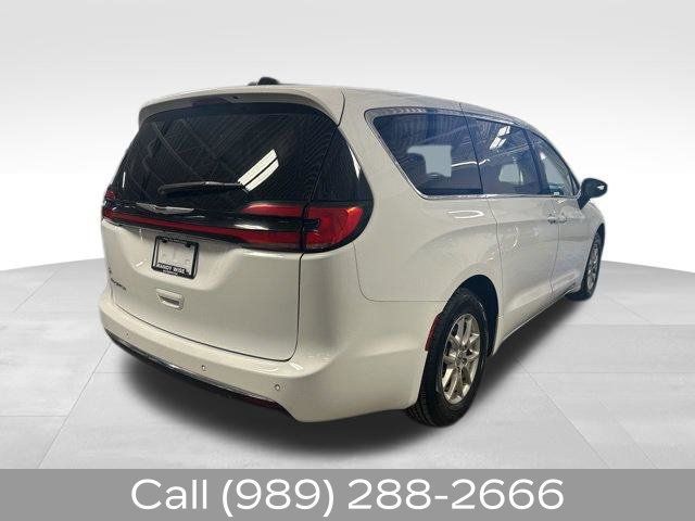 Used 2023 Chrysler Pacifica Touring-L FWD image 6