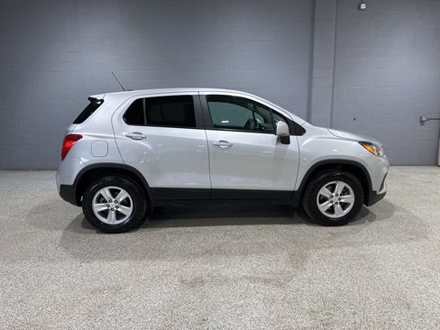 Used 2022 Chevrolet Trax LS w/ Tint and Cruise Package AWD/4WD image 2