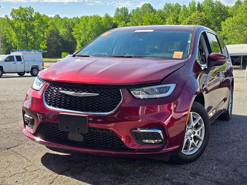 Used 2023 Chrysler Pacifica Touring-L image 1