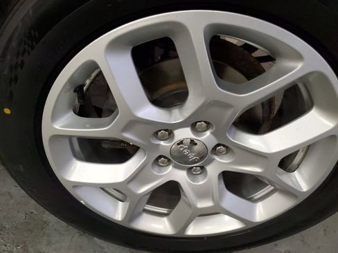 Used 2016 Jeep Renegade Latitude AWD/4WD image 28