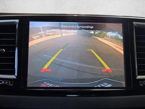 Used 2022 Chrysler Pacifica Touring-L image 12