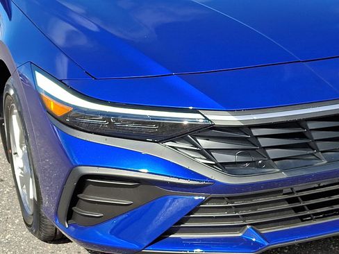 Certified 2025 Hyundai Elantra SE image 9