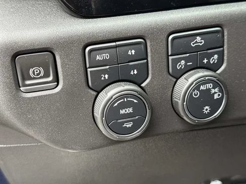 Used 2022 Chevrolet Silverado 1500 LT AWD/4WD image 32