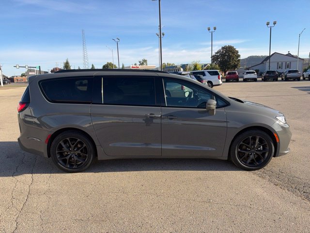 Used 2022 Chrysler Pacifica Touring-L w/ Uconnect Theater Family Group FWD image 4