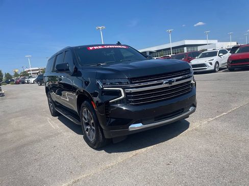 Used 2021 Chevrolet Suburban LT w/ LT Signature Package AWD/4WD image 3