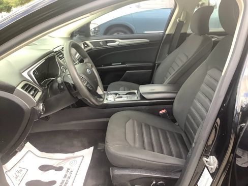Used 2017 Ford Fusion SE w/ Fusion SE Technology Package FWD image 16