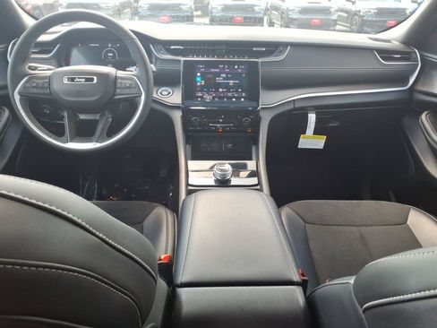 Used 2023 Jeep Grand Cherokee Altitude AWD/4WD image 12