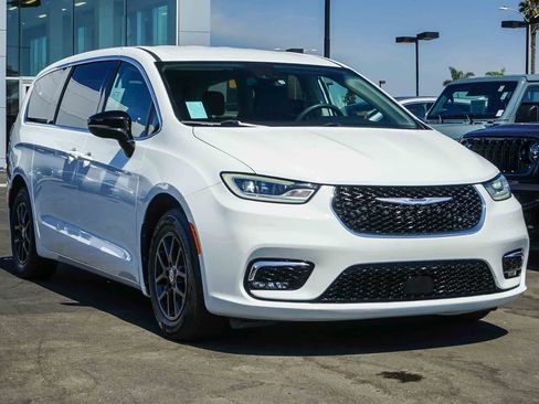 Used 2024 Chrysler Pacifica Touring-L image 3