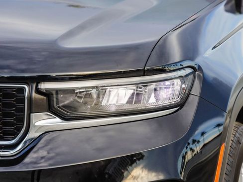 Used 2025 Jeep Grand Cherokee Laredo X image 5