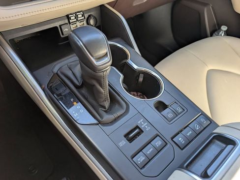 Used 2020 Toyota Highlander XLE image 19