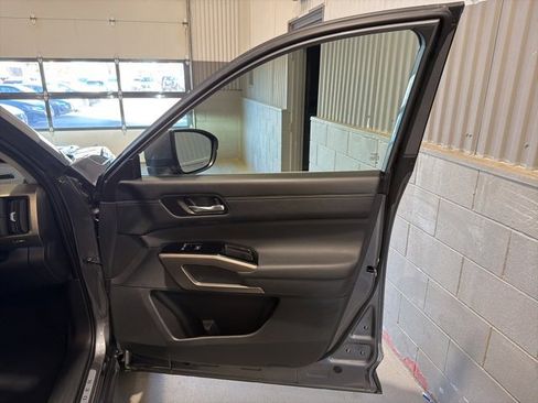 Certified 2025 Nissan Pathfinder Platinum image 17