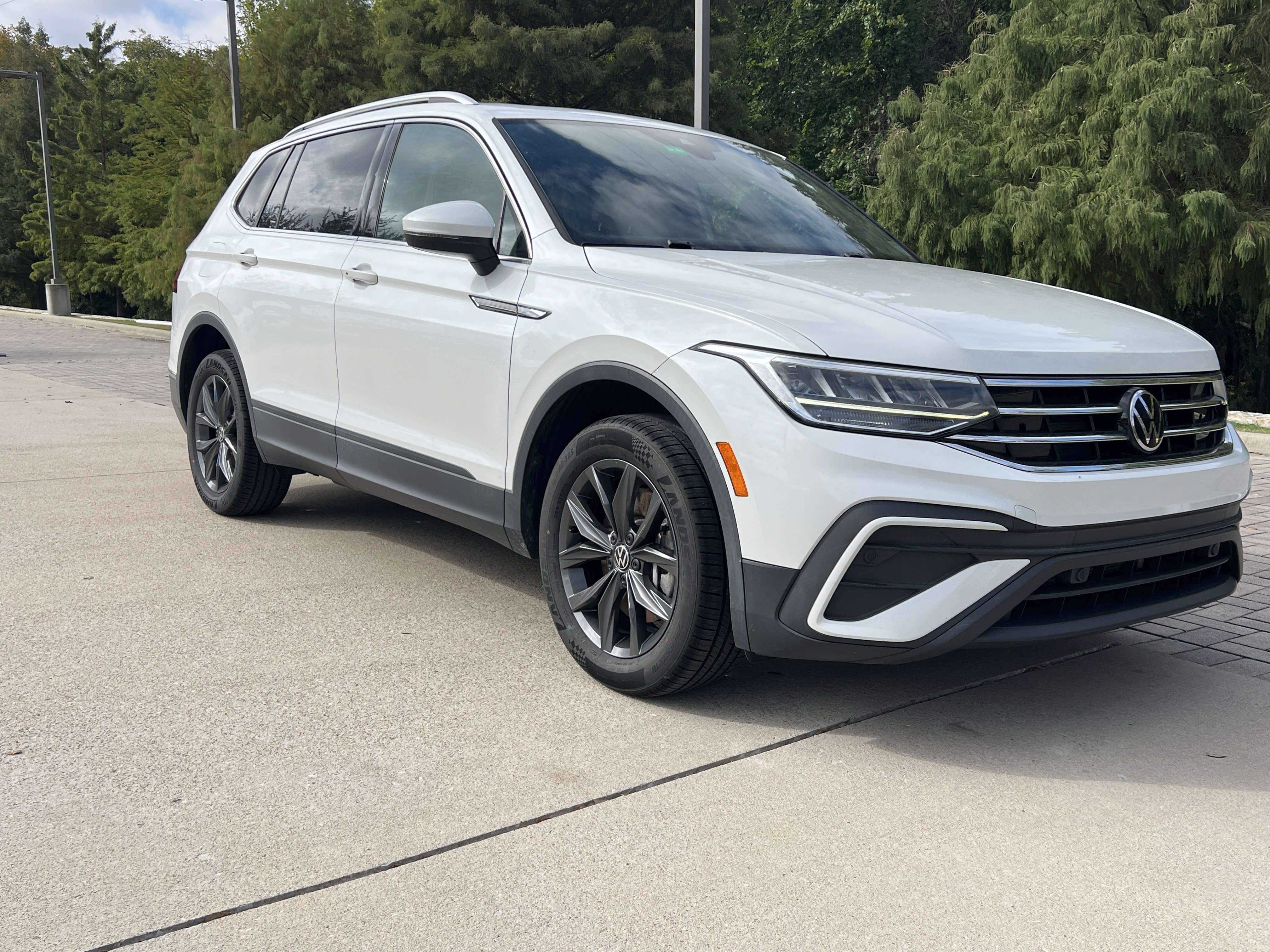 Used 2023 Volkswagen Tiguan SE w/ Panoramic Sunroof Package FWD image 2