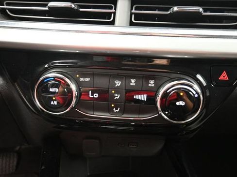 Used 2025 Chevrolet Trax LT FWD image 24
