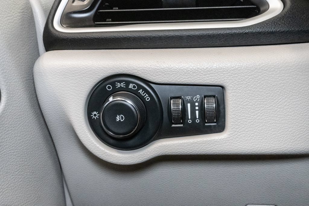 Certified 2024 Chrysler Pacifica Touring-L FWD image 13