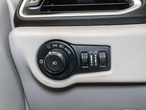 Certified 2024 Chrysler Pacifica Touring-L FWD image 13