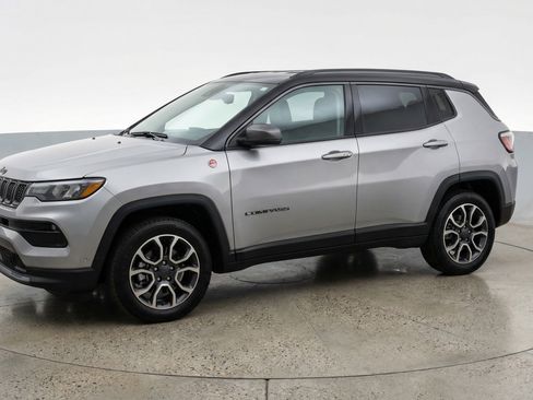 Used 2025 Jeep Compass Trailhawk image 3