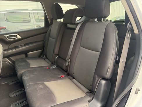 Used 2019 Nissan Pathfinder SV image 12