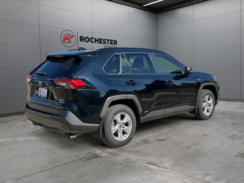 Used 2021 Toyota RAV4 XLE AWD/4WD image 5