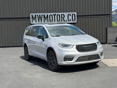 Used 2024 Chrysler Pacifica Limited w/ S Appearance Package