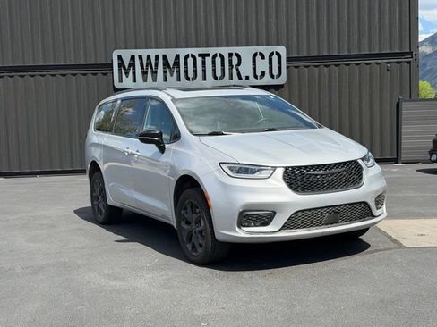 Used 2024 Chrysler Pacifica Limited w/ S Appearance Package AWD/4WD image 1