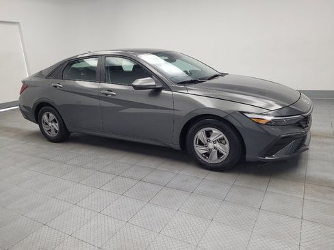 Used 2025 Hyundai Elantra SE FWD image 11