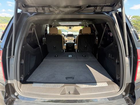 Used 2021 Chevrolet Suburban Premier w/ Premium Package AWD/4WD image 11